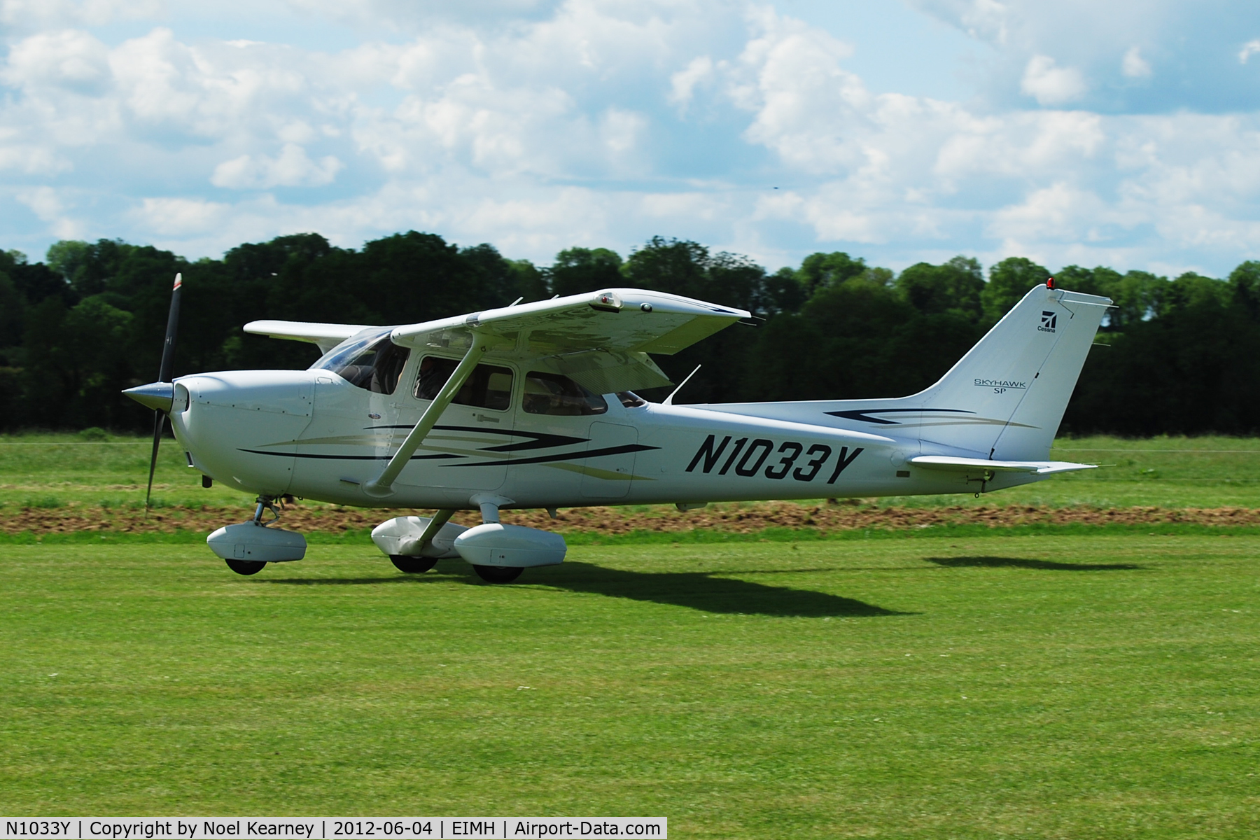 N1033Y, 2007 Cessna 172S C/N 172S10598, Ballyboy Fly-in 04-06-2012.