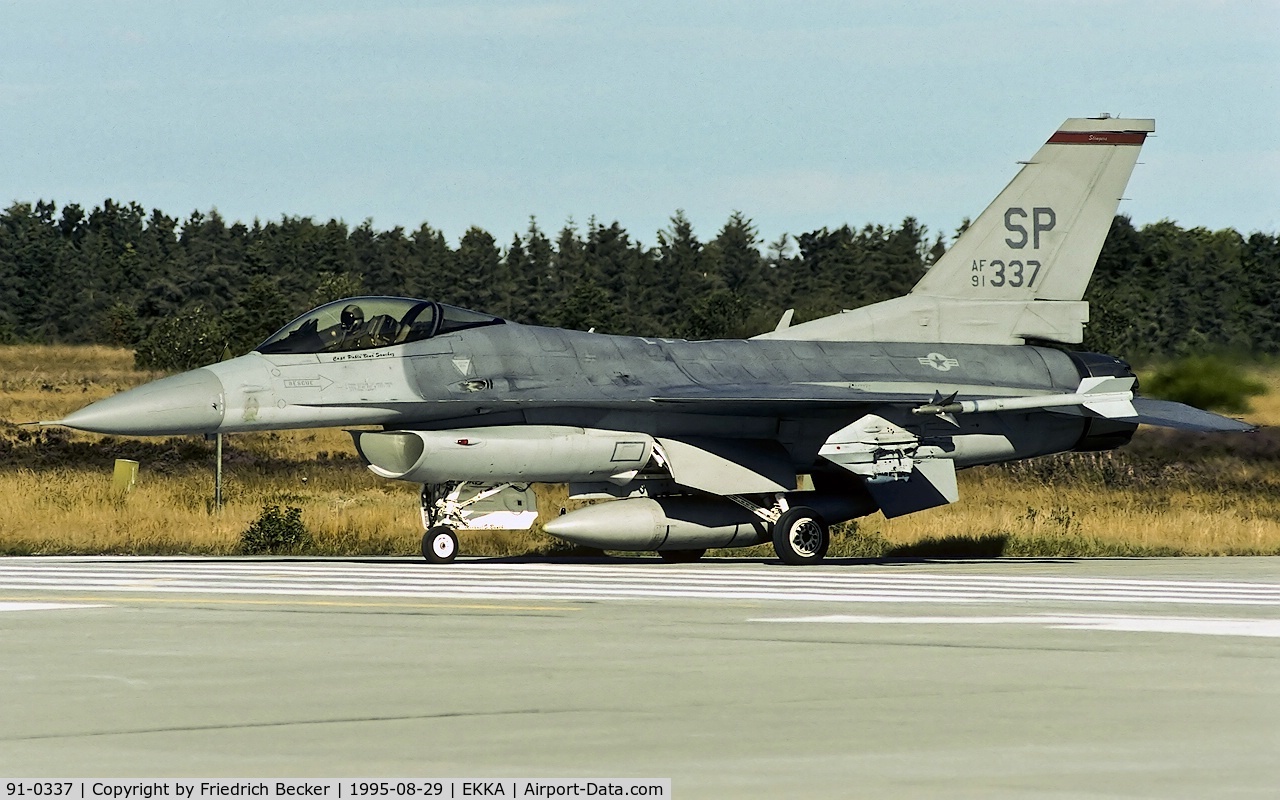 91-0337, 1991 General Dynamics F-16CJ Fighting Falcon C/N CC-35, line up for departure