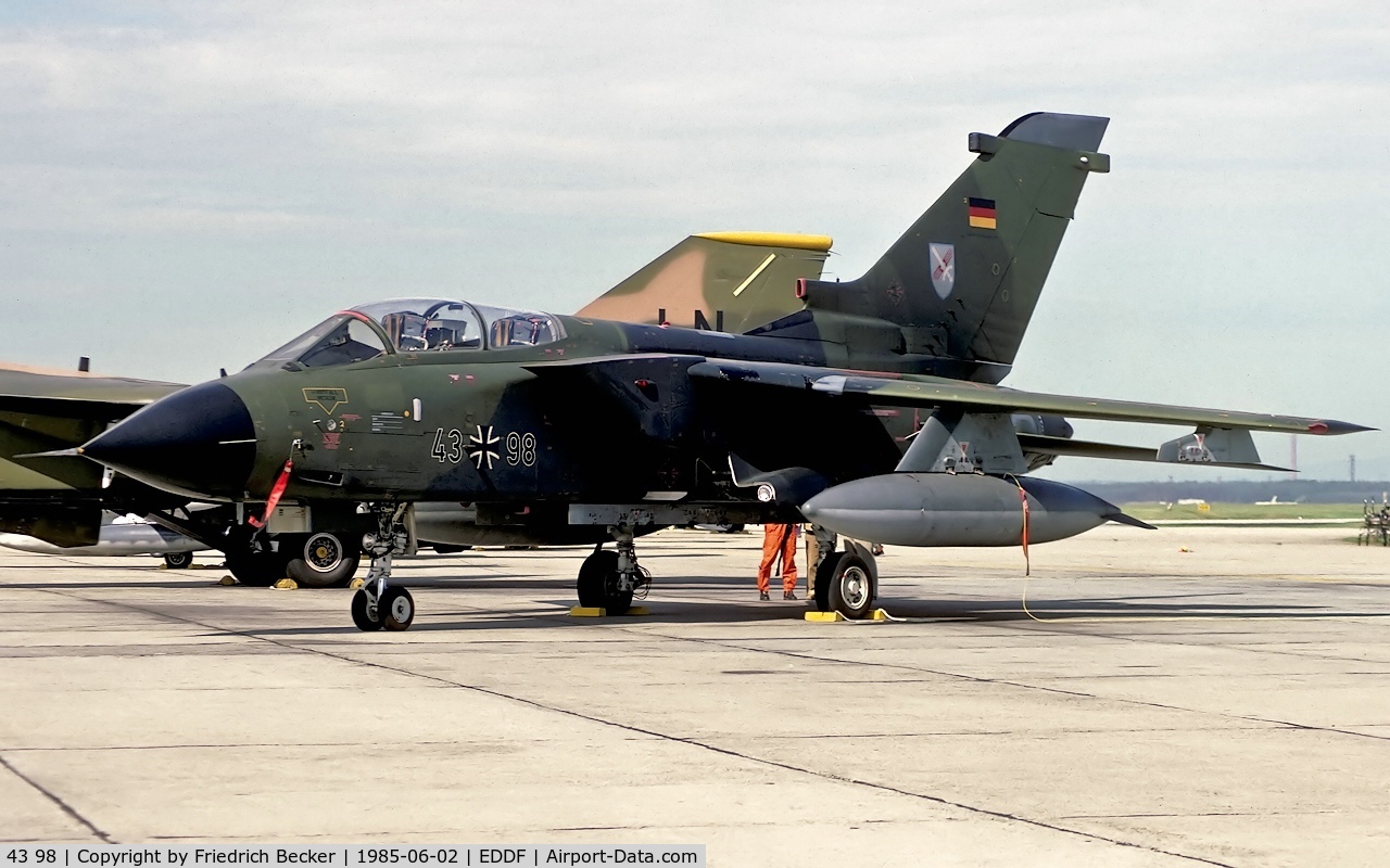 43 98, Panavia Tornado IDS C/N 253/GS065/4098, static display