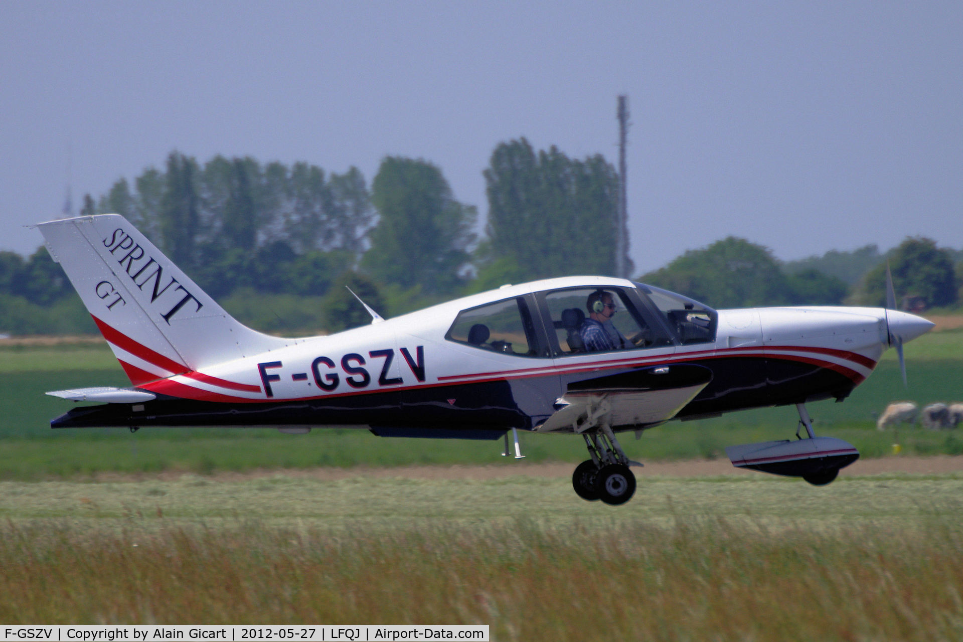 F-GSZV, Socata TB-9 Tampico C/N 2143, Take off