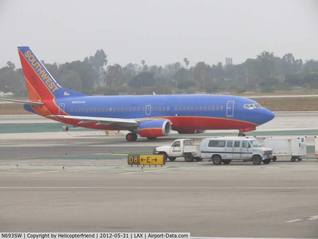 N693SW, 1985 Boeing 737-317 C/N 23174, Taxiing to runway 24L