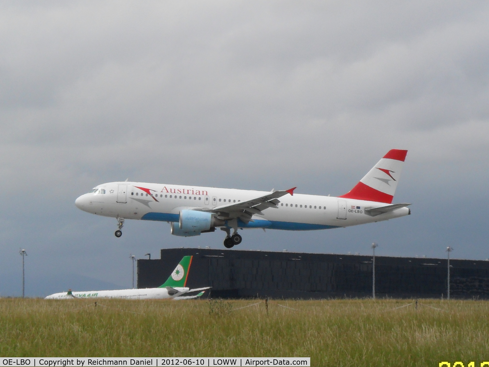OE-LBO, 1998 Airbus A320-214 C/N 776, My first shot today :)
