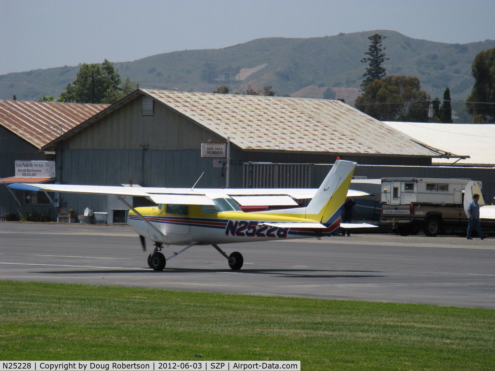 N25228, 1977 Cessna 152 C/N 15280543, 1977 Cessna 152, Lycoming O-235 108 Hp, landing roll Rwy 22