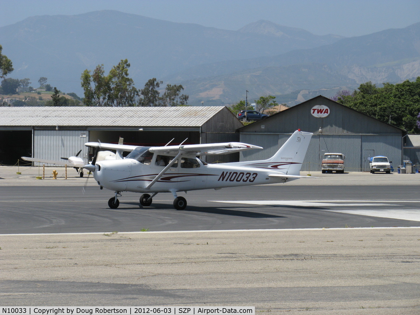 N10033, 2005 Cessna 172S Skyhawk SP C/N 172S9797, 2005 Cessna 172S SKYHAWK SP, Lycoming IO-360-L2A 180 Hp, set for takeoff Rwy 22