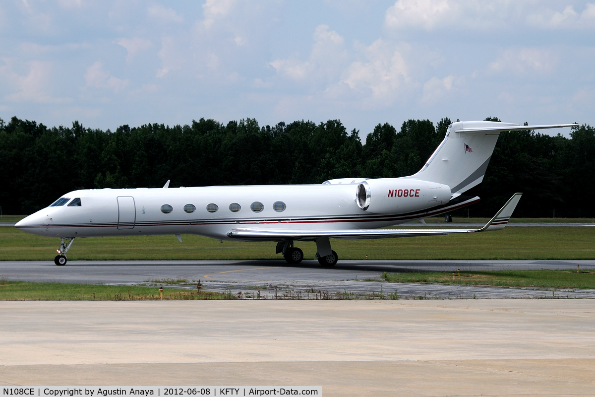 N108CE, 1998 Gulfstream Aerospace G-V C/N 561, Arriving at its home base. Belongs to Coca cola Company.