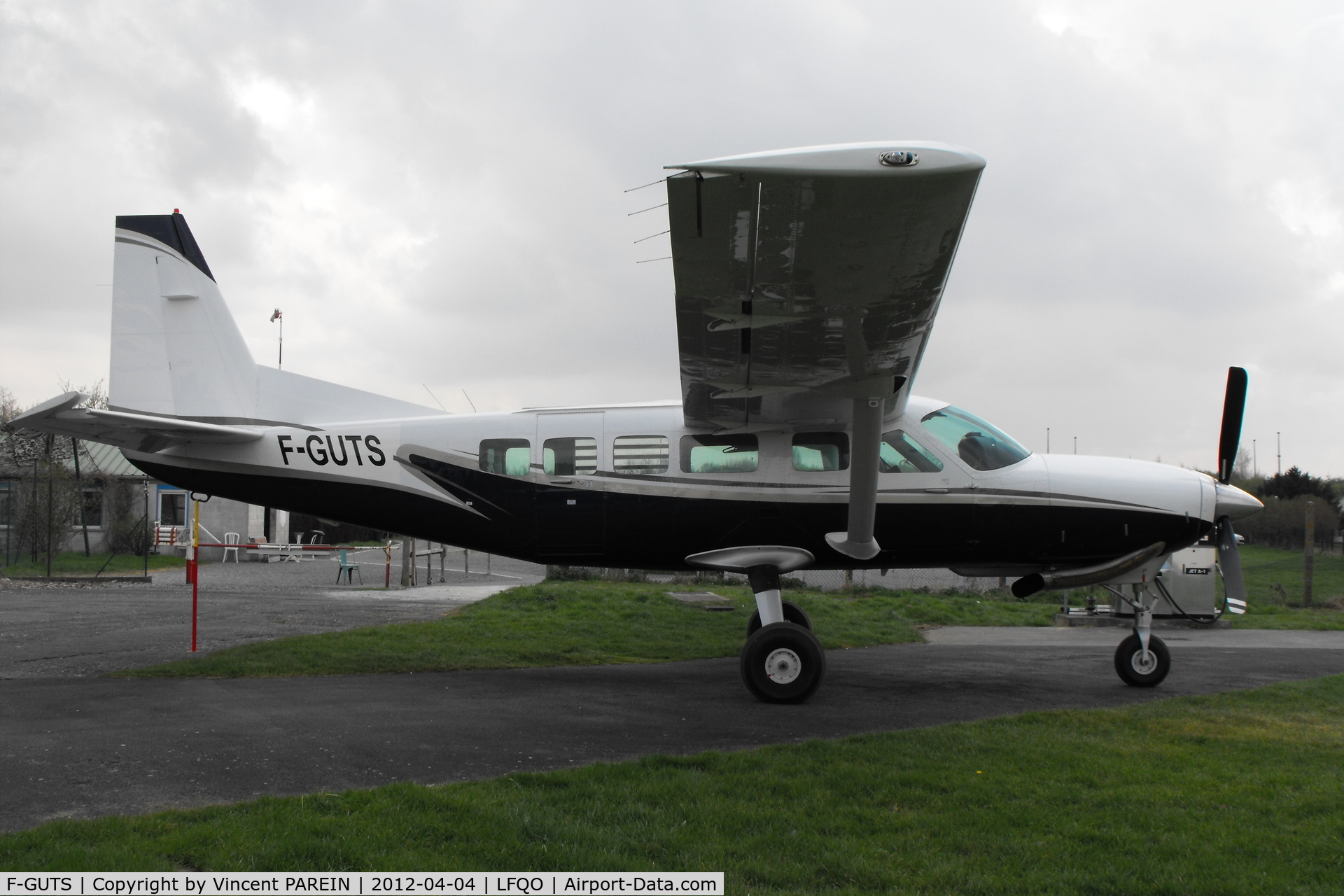 F-GUTS, 1993 Cessna 208 Caravan I C/N 20800225, F-GUTS waiting for a next paradrop at Lille-Marcq Bondues.