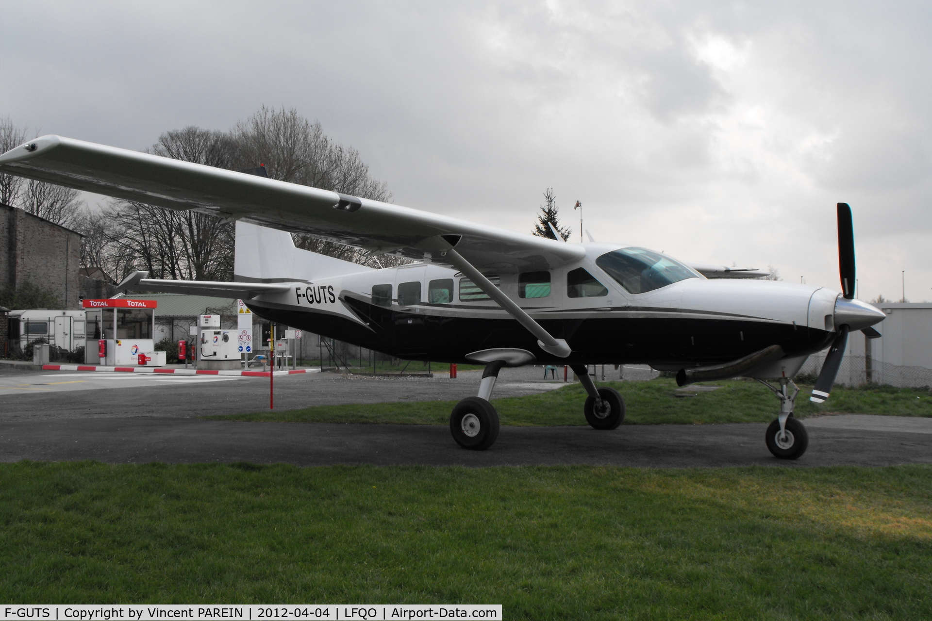 F-GUTS, 1993 Cessna 208 Caravan I C/N 20800225, Waiting for a next paradrop session.