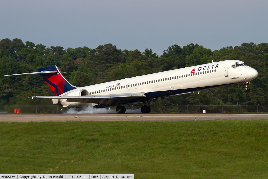N909DA, 1995 McDonnell Douglas MD-90-30 C/N 53389, Delta Air Lines N909DA (FLT DAL1012) from Hartsfield-Jackson Atlanta International Airport (KATL) landing RWY 23. Fortunately there was no tail strike here. I've seen more MD-90s lately and fewer MD-88s at Norfolk.