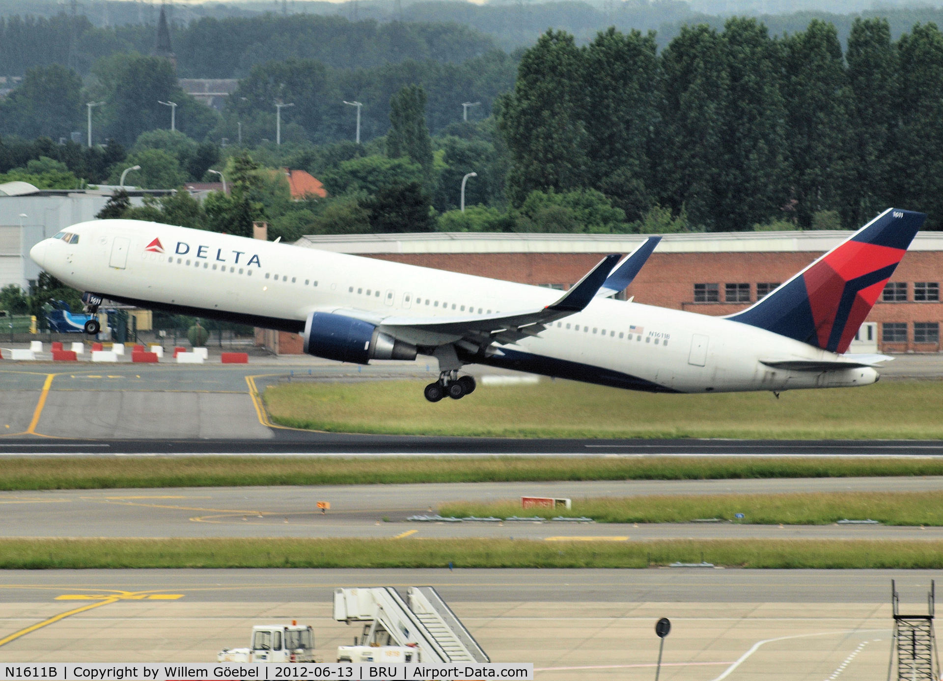 N1611B, 2000 Boeing 767-332/ERF C/N 30595, Take off from Brussel Airport