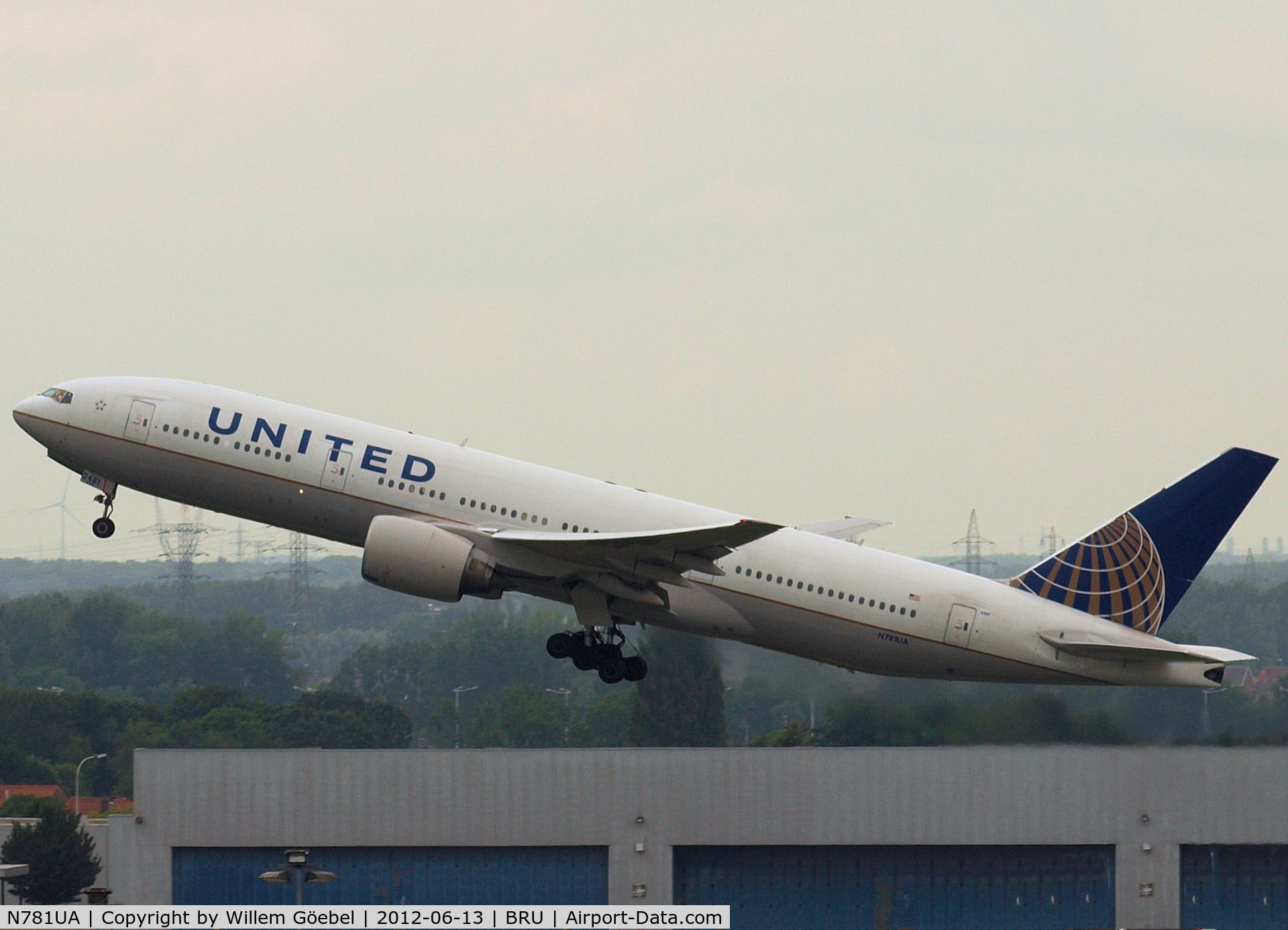 N781UA, 1996 Boeing 777-222 C/N 26945, Take off from Brussel Airport