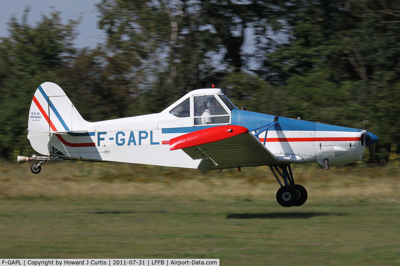 F-GAPL, 1968 Piper PA-25-235 Pawnee C/N 25-4714, Operated by Association Aéronautique du Val d'Essonne. One of a handful of tugs at this friendly field.