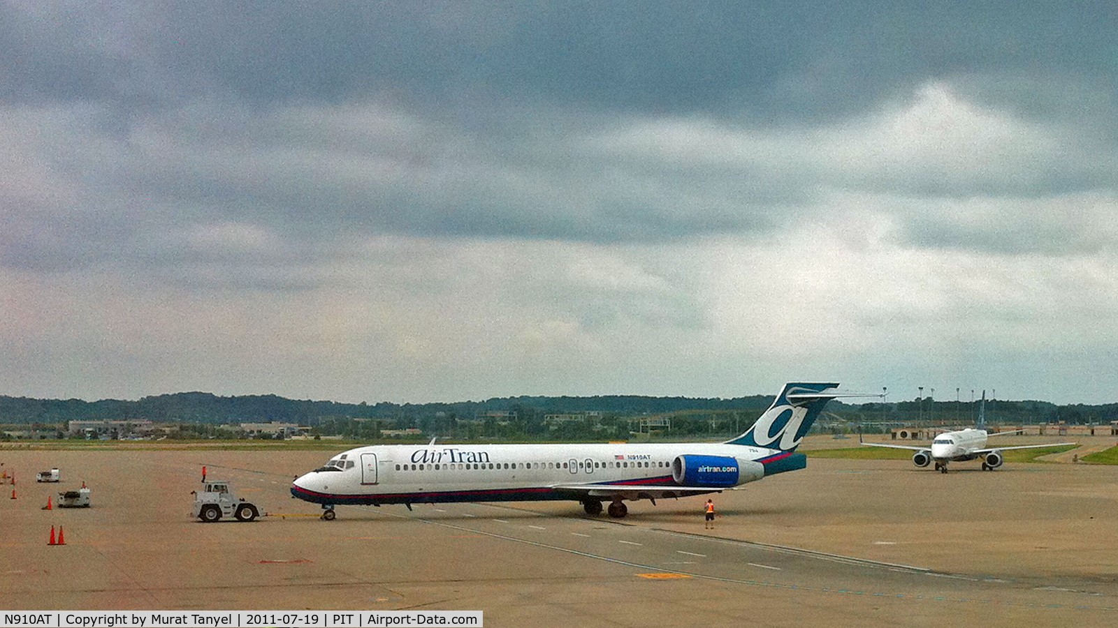 N910AT, 2001 Boeing 717-200 C/N 55086, Pushing back from the terminal @ PIT on 07/19/2011