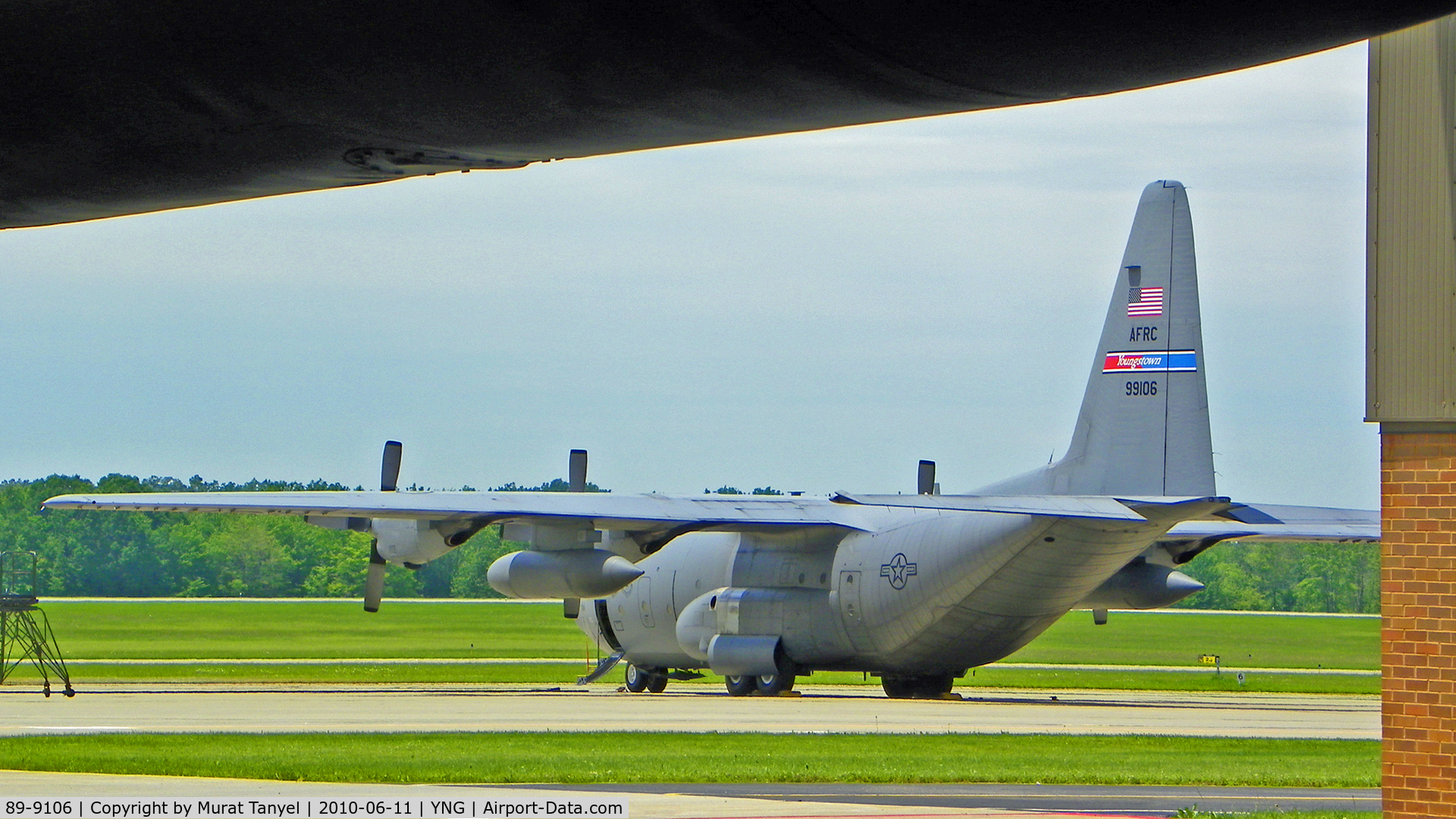 89-9106, 1989 Lockheed C-130H Hercules C/N 382-5223, Parked at its home base