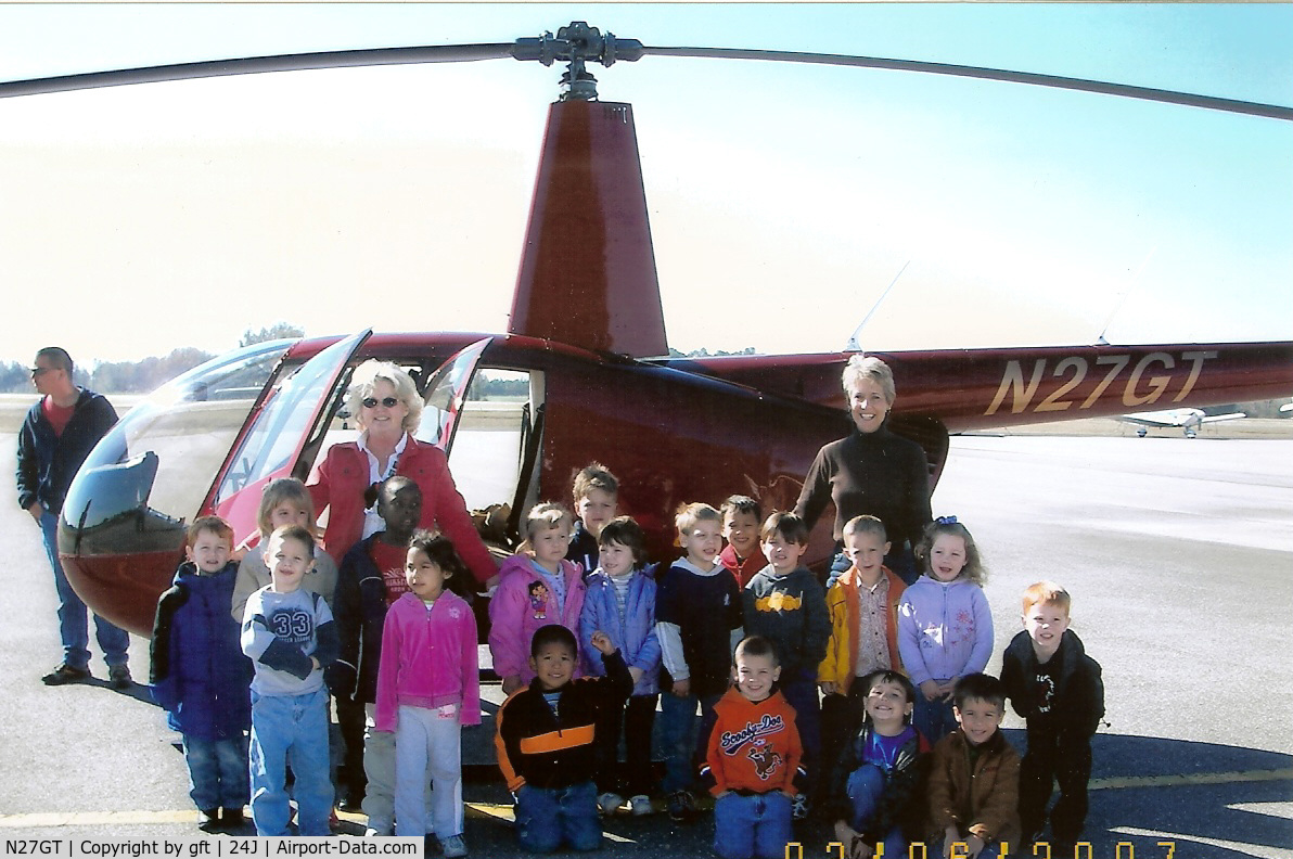 N27GT, 2006 Robinson R44 C/N 1603, Field trip for Live Oak Elementary School to Suwannee County Airport.
I bet there is at least one future heli pilot in the group.