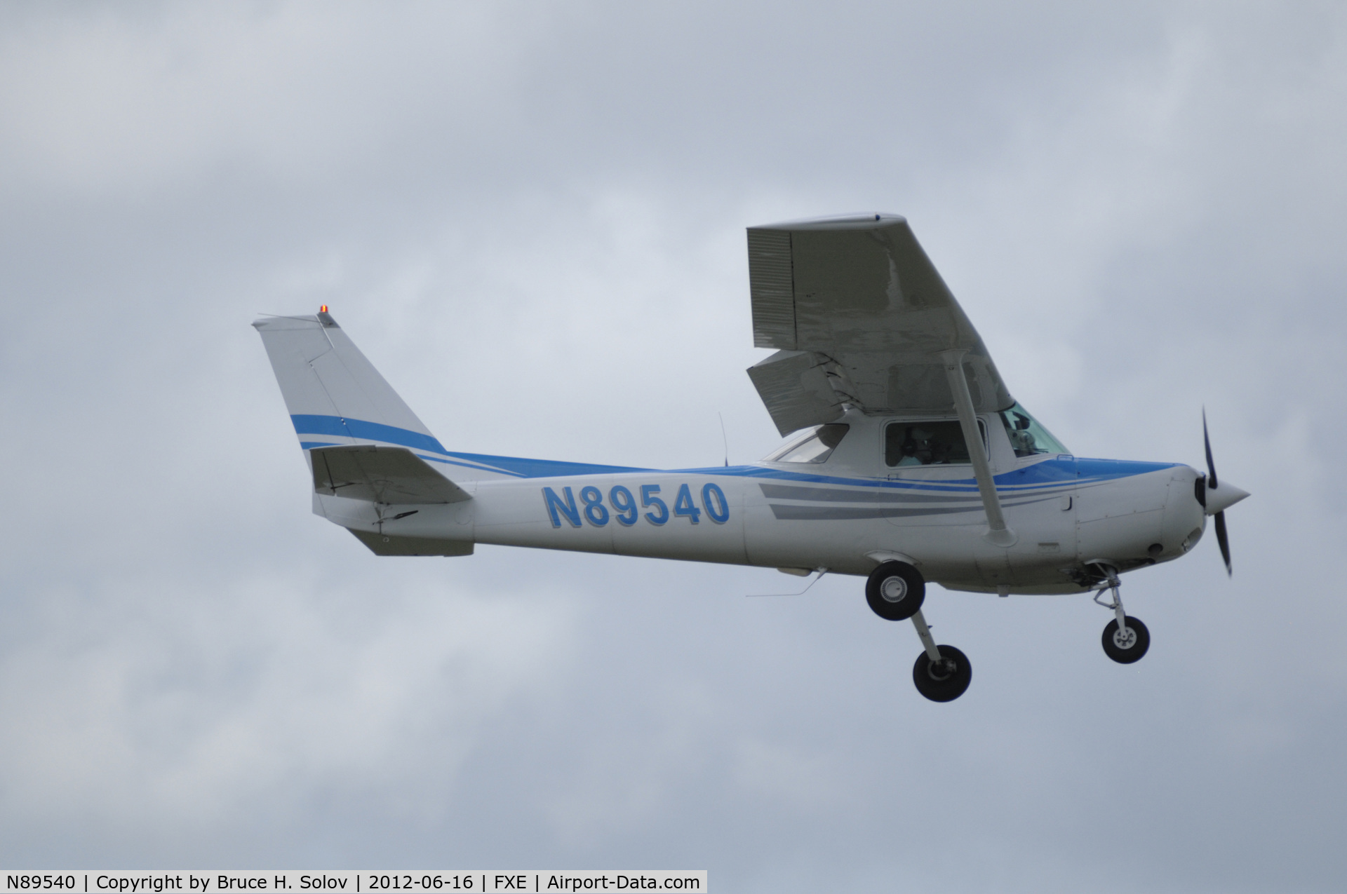 N89540, 1978 Cessna 152 C/N 15282776, On approach to Runway 8
