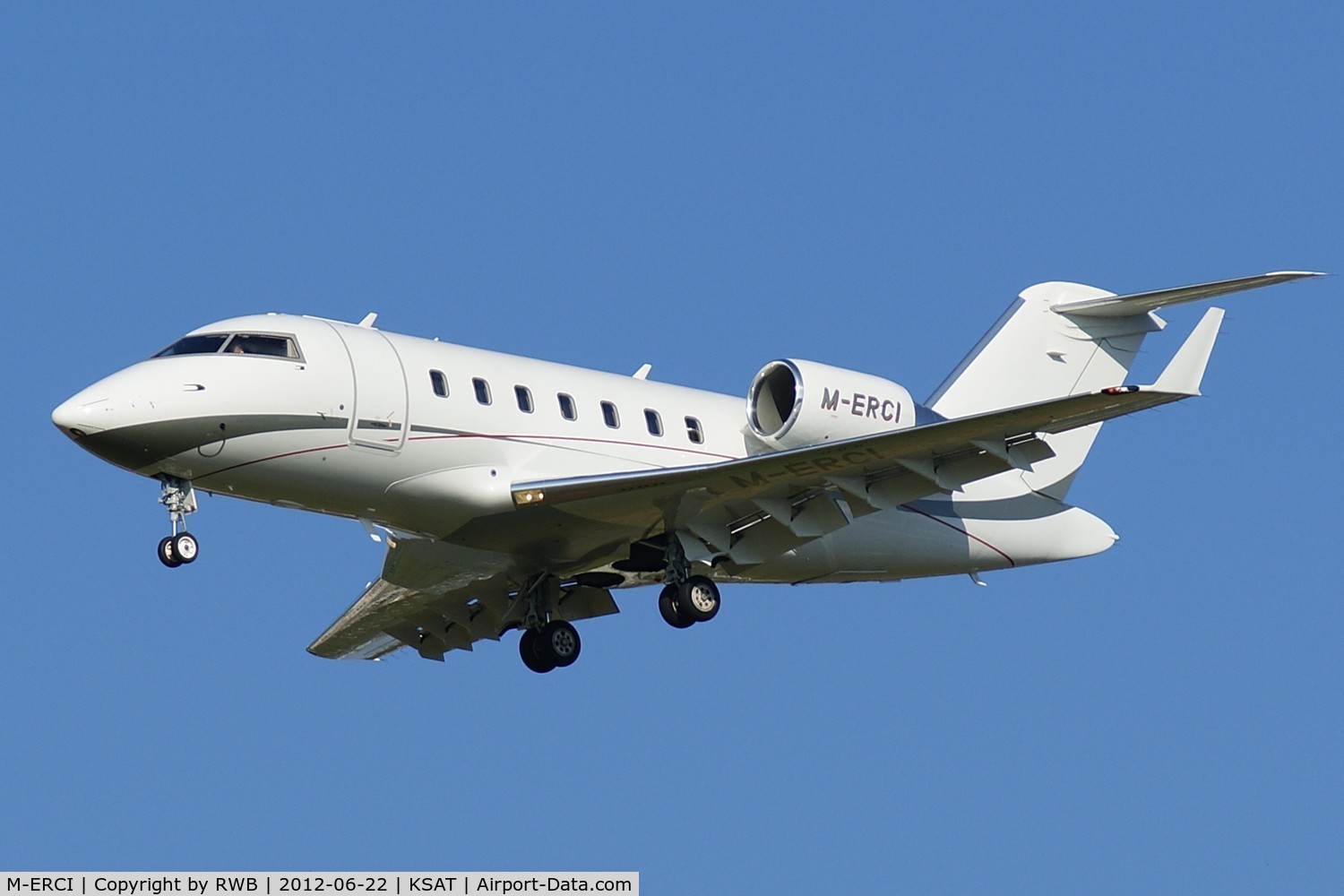 M-ERCI, 2010 Bombardier Challenger 605 (CL-600-2B16) C/N 5841, On appproach 12R.