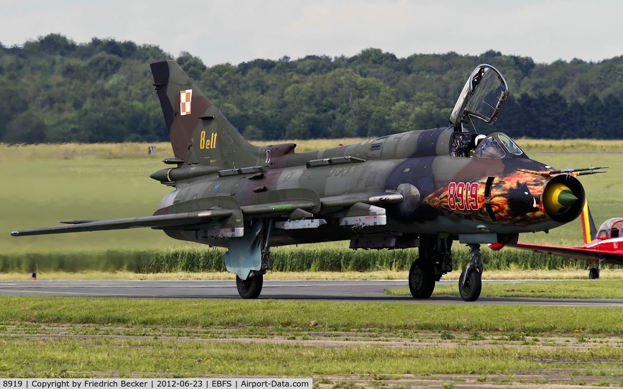 8919, Sukhoi Su-22M-4 C/N 28919, returning to the flightline