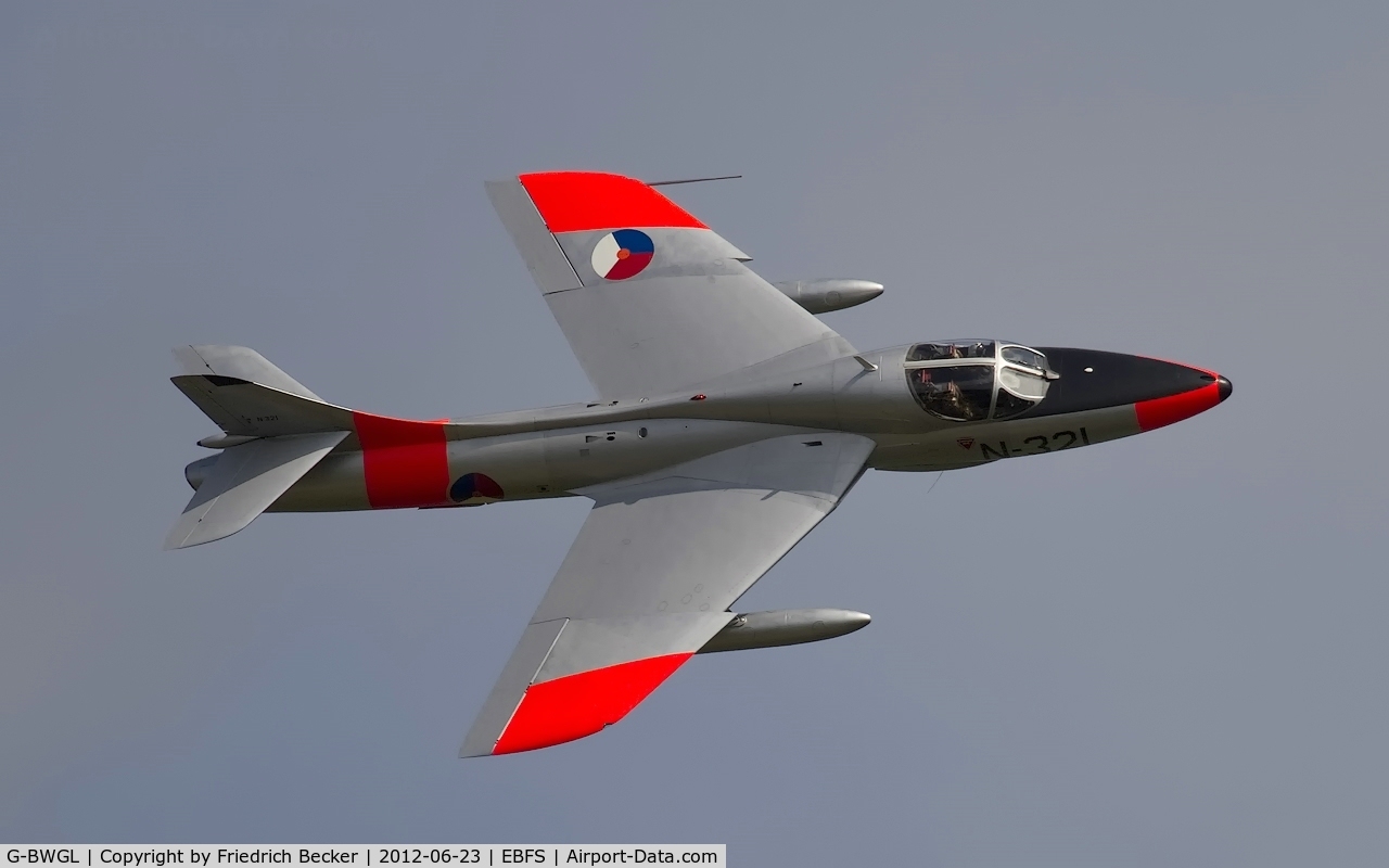 G-BWGL, 1959 Hawker Hunter T.8C C/N 41H/695946, flying display