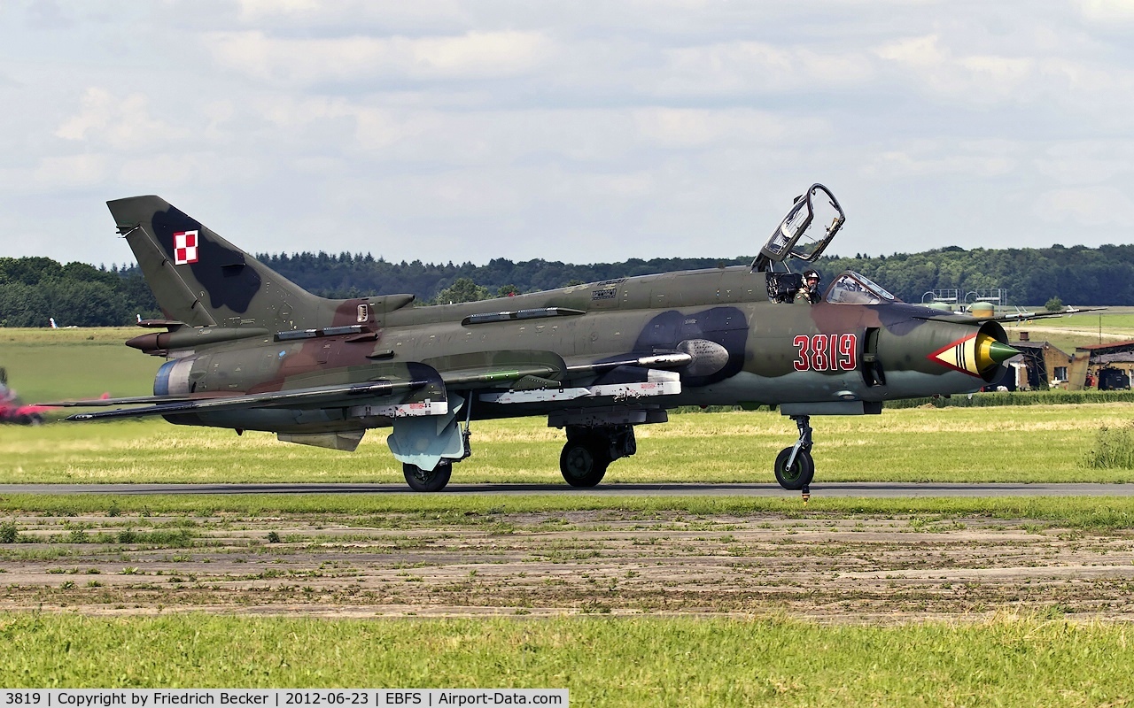 3819, Sukhoi Su-22M-4 C/N 37819, taxying to the flightline
