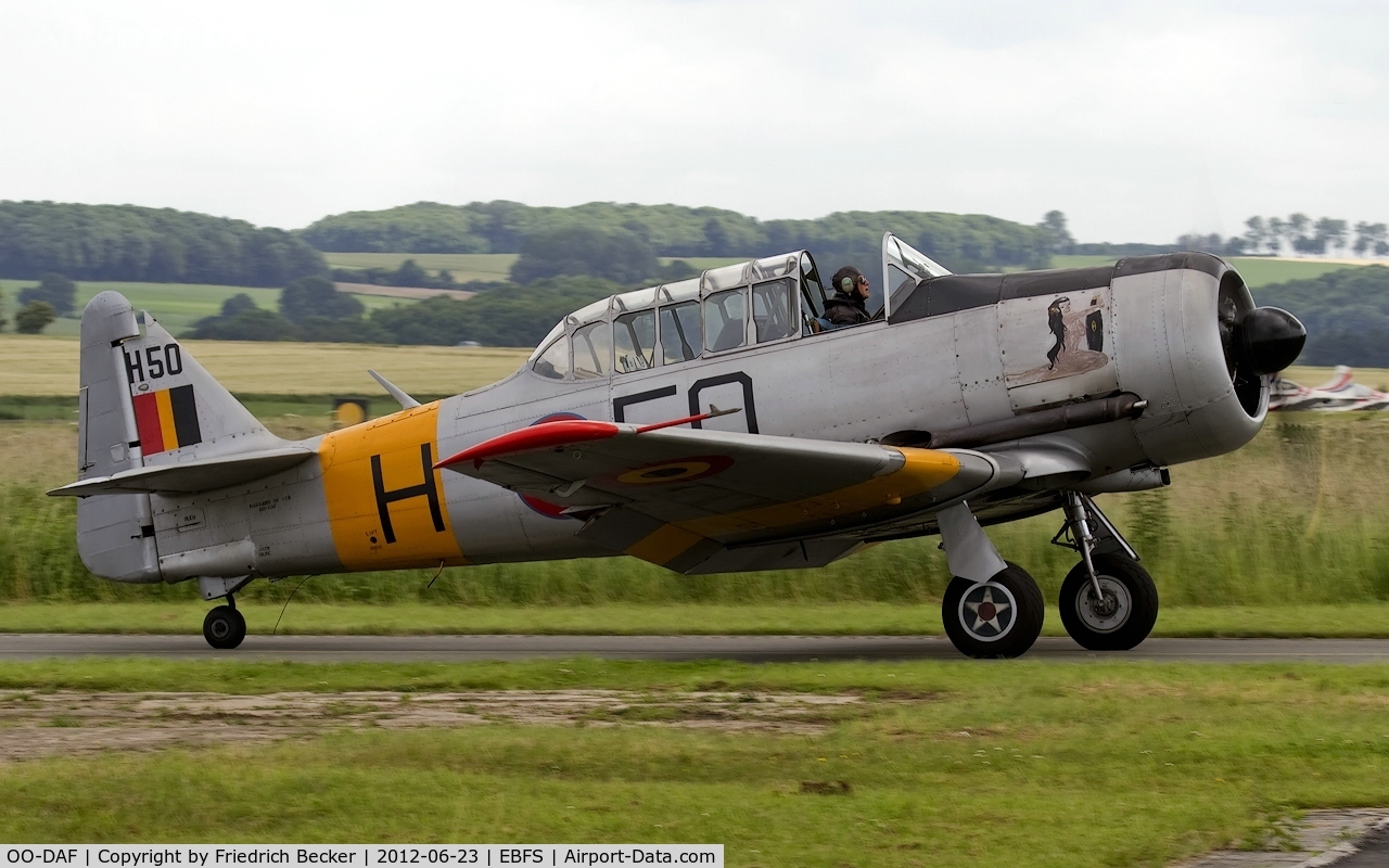 OO-DAF, 1944 Noorduyn AT-16 Harvard IIB C/N 14A-1494, taxying back to the flightline