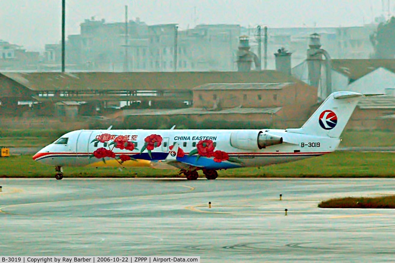 B-3019, 2002 Canadair CRJ-200LR (CL-600-2B19) C/N 7581, Canadair CRJ-200ER [7581] (China Eastern Airlines) Kuming-Wujiaba~B 22/10/2006. Seen here taxiing for departure.