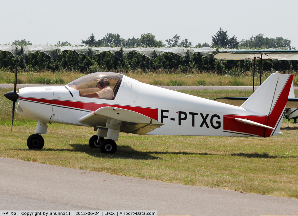 F-PTXG, Heintz Zenith C/N 16, TAxiing for departure after a small meeting...