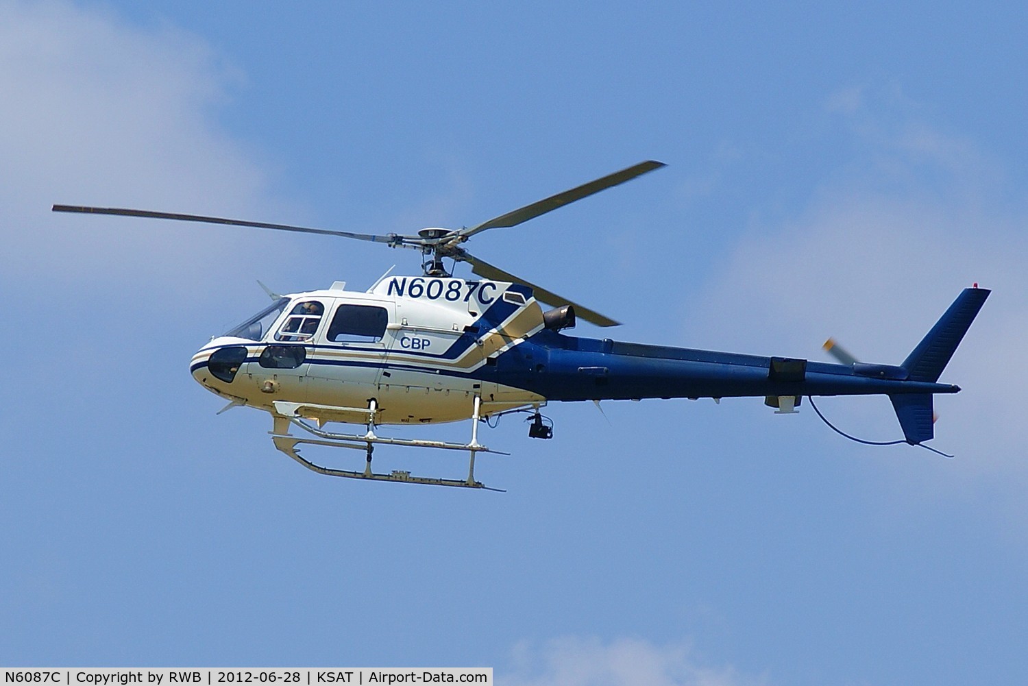 N6087C, 1992 Eurocopter AS-350B-2 Ecureuil Ecureuil C/N 2677, Flying to hangar.