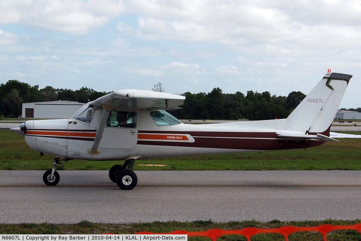 N6607L, 1980 Cessna 152 C/N 15284461, Seen taxiing.
