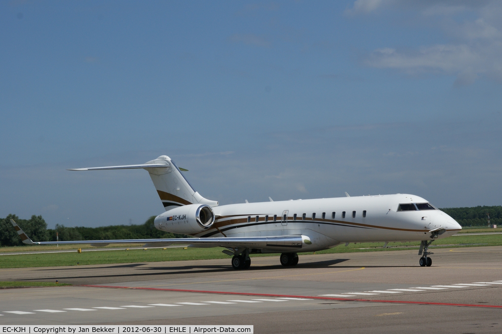 EC-KJH, 2001 Bombardier BD-700-1A10 Global Express C/N 9094, Arriving at lelystad Airport to get a new livery by QAPS