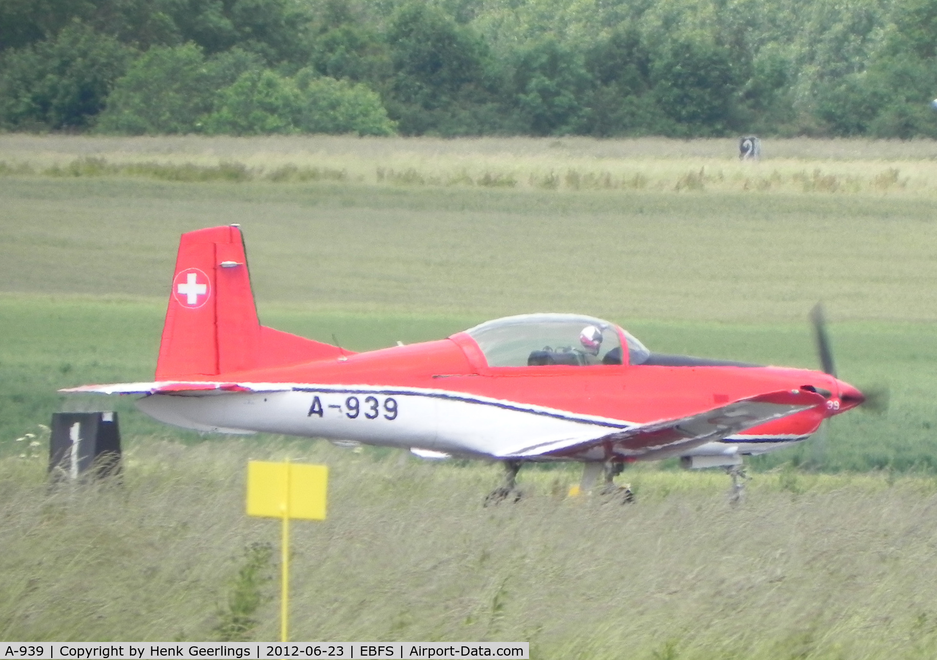 A-939, Pilatus PC-7 Turbo Trainer C/N 347, Florennes Int'l Airshow - June 2012 ; 

Swiss AF PC-7 Team