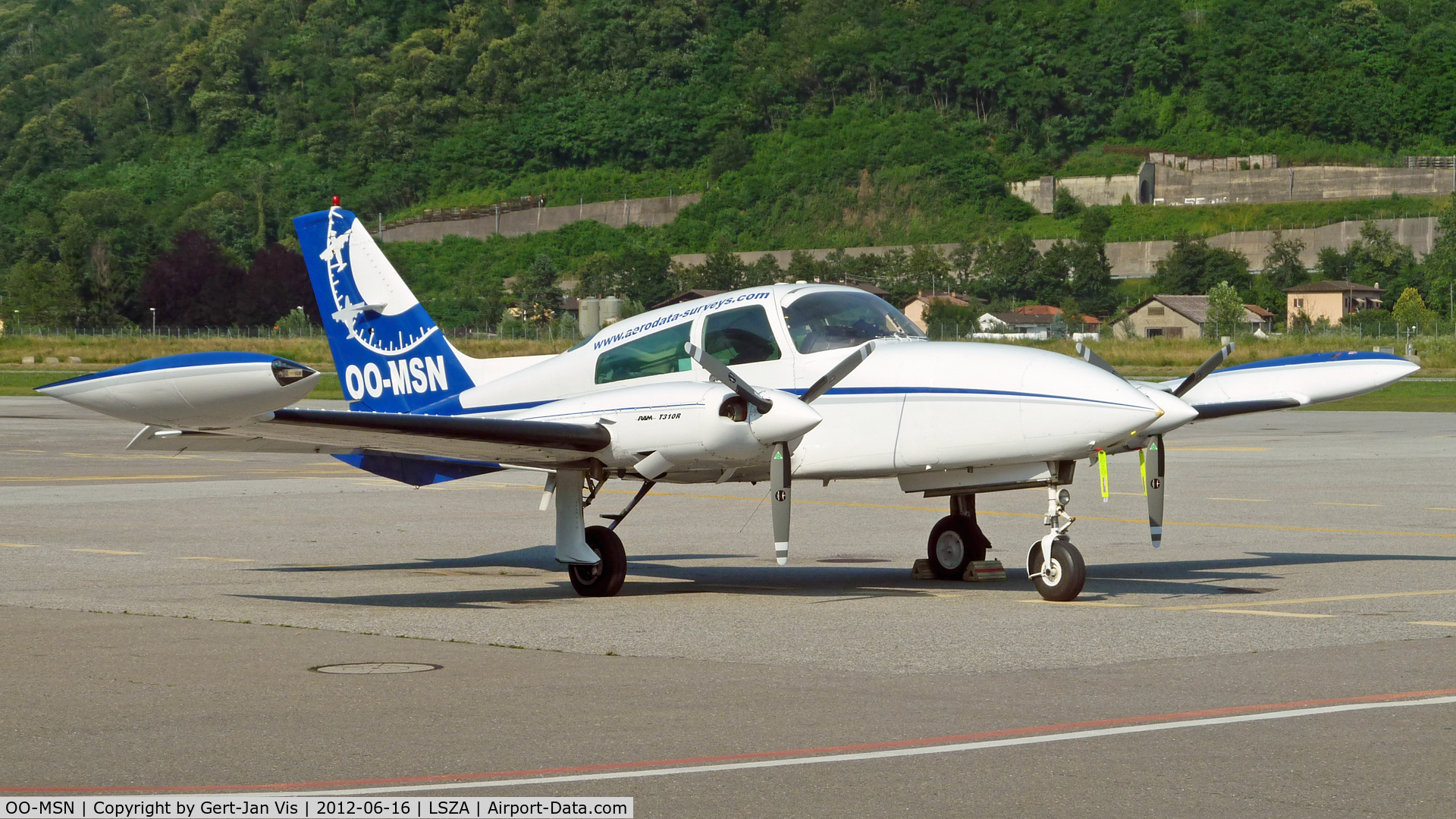 OO-MSN, Cessna 310R C/N 310R0562, Parked in the sun!