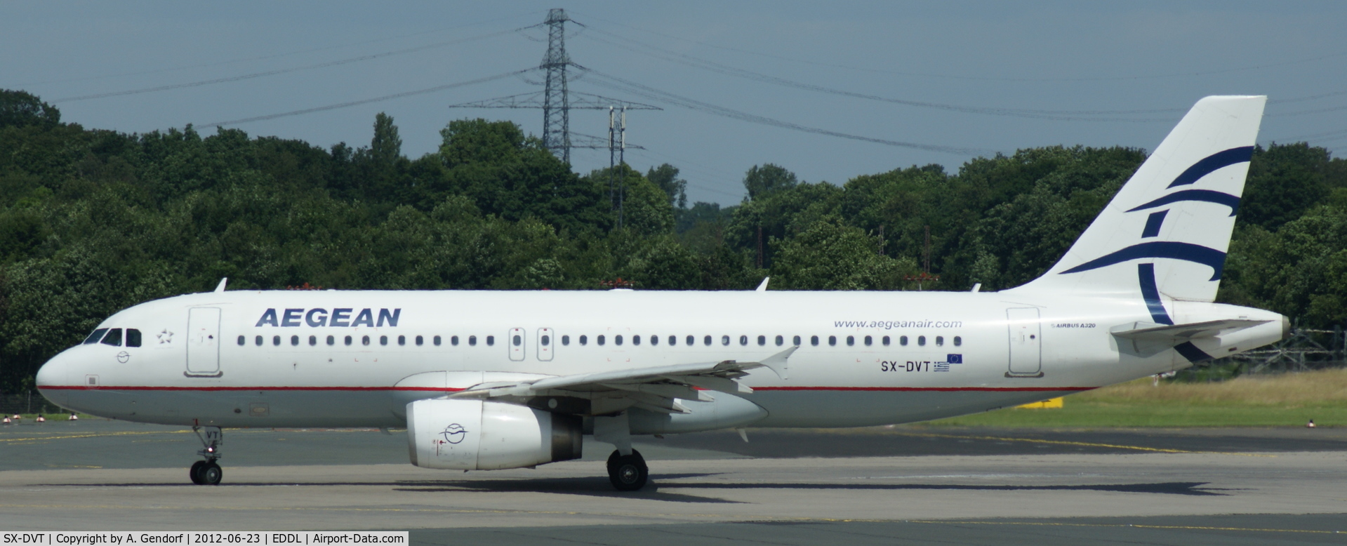 SX-DVT, 2008 Airbus A320-232 C/N 3745, Aegean Airlines, is lining up RWY 23L at Düsseldorf Int´l (EDDL)