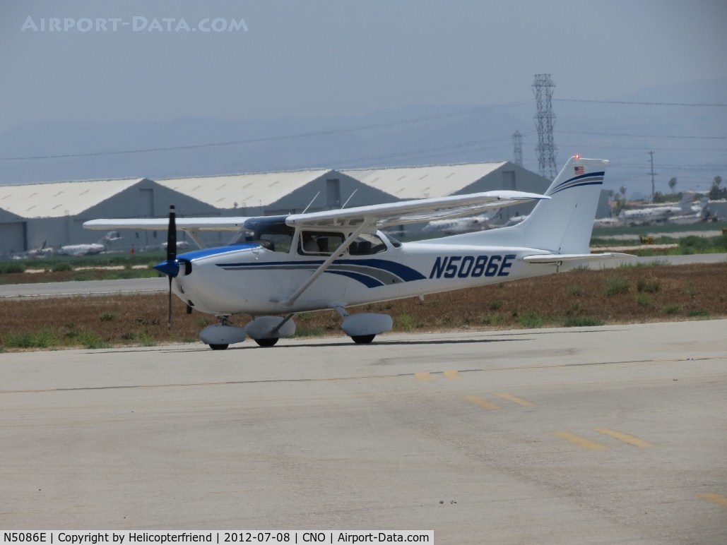 N5086E, 1978 Cessna 172N C/N 17271703, Turning off from taxiway Alpha