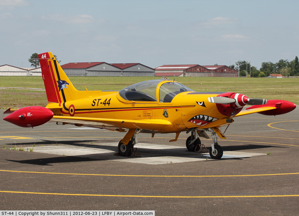 ST-44, SIAI-Marchetti SF-260D C/N 844, Static display during LFBY Open Day 2012