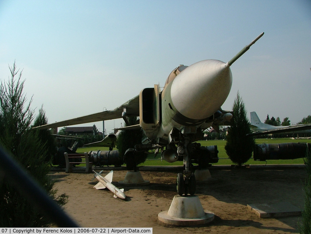 07, 1979 Mikoyan-Gurevich MiG-23MF C/N 0390217166, Kecel