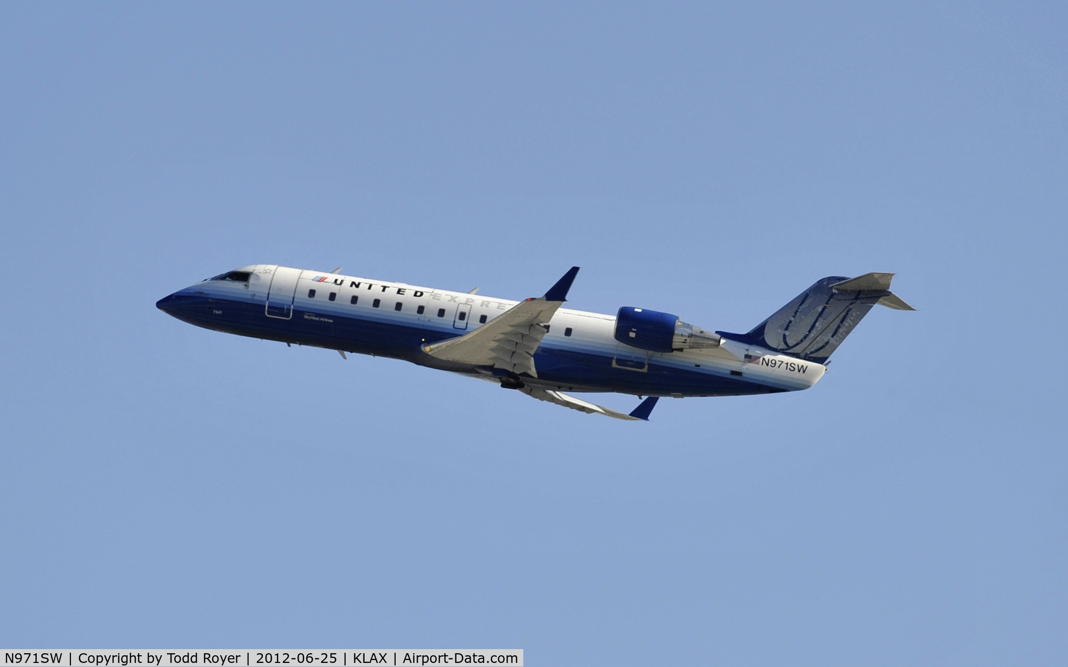 N971SW, 2004 Canadair CL-600-2B19 Regional Jet CRJ-200LR C/N 7947, Departing LAX on 25R