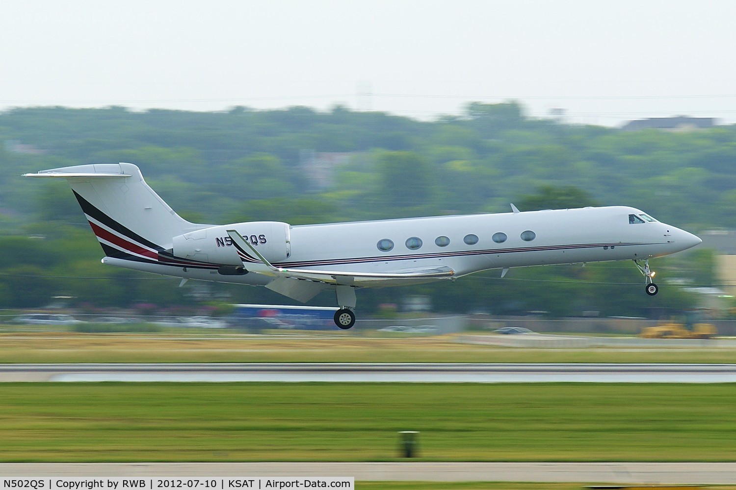N502QS, 2000 Gulfstream Aerospace G-V C/N 601, Landing 12R