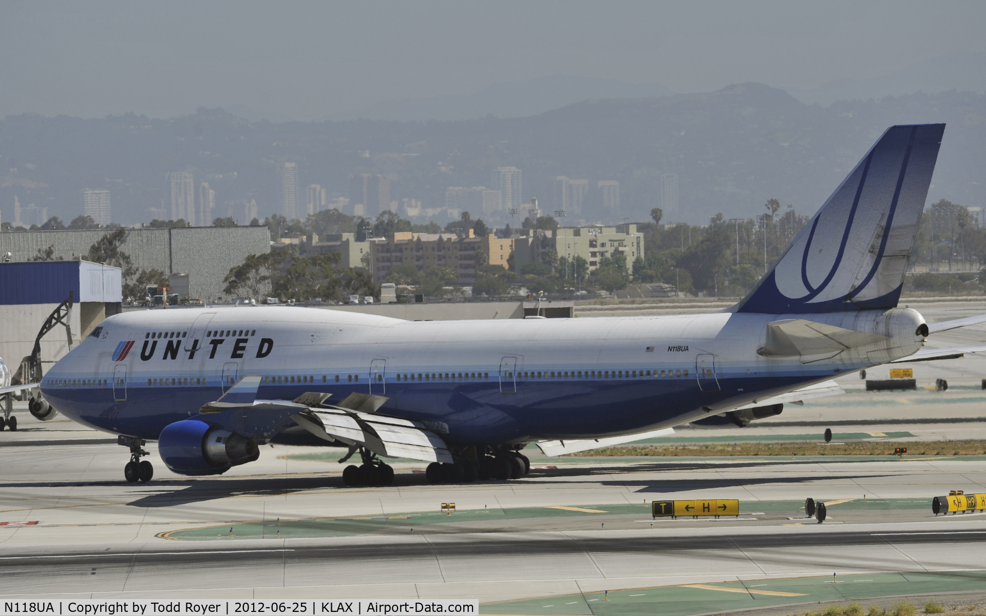 N118UA, 1999 Boeing 747-422 C/N 28811, Taxing to gate after arriving on 25L at LAX