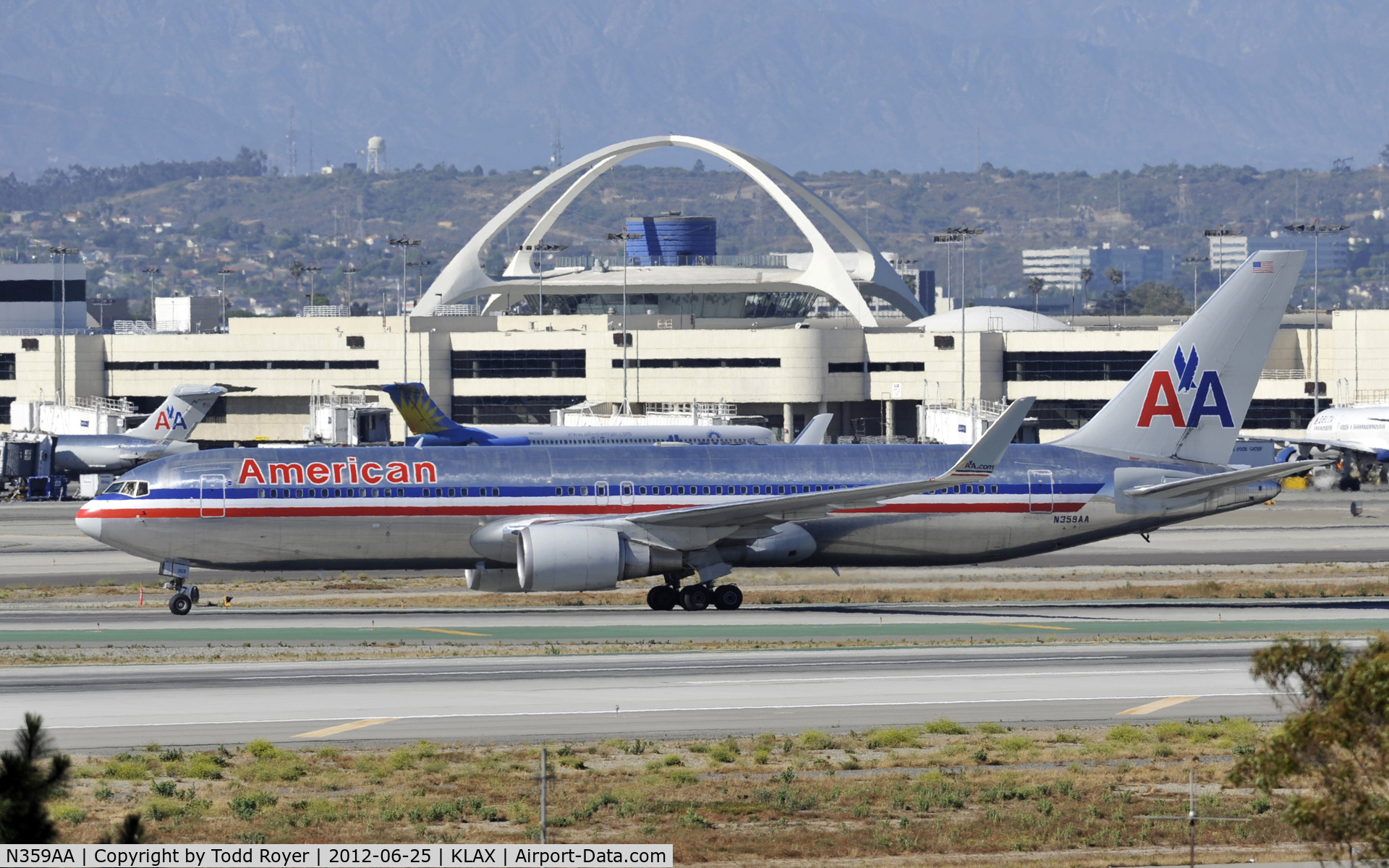 N359AA, 1988 Boeing 767-323 C/N 24040, Taxiing to gate after arriving at LAX on 25L