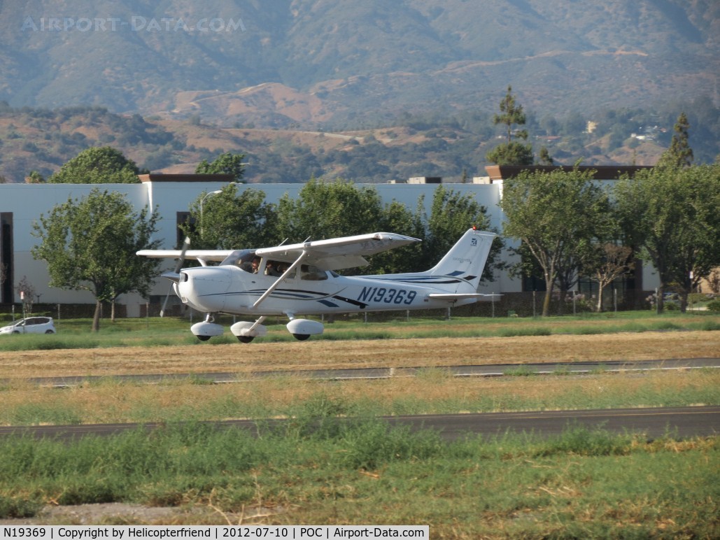 N19369, 2006 Cessna 172S C/N 172S-10130, Preparing to touch down on 26L