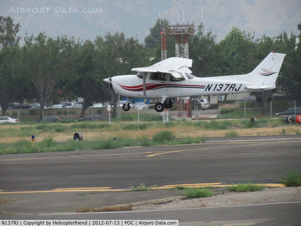 N137RJ, 1999 Cessna 172S C/N 172S8296, Gusting winds giving student pilot some training corrections for landind