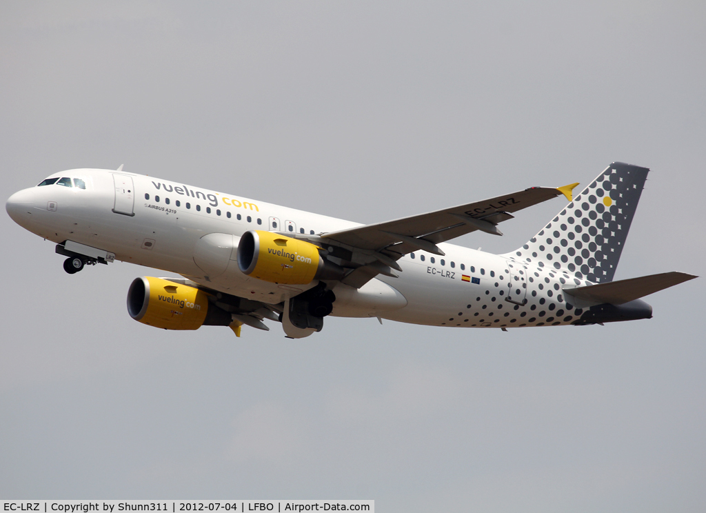 EC-LRZ, 2008 Airbus A319-112 C/N 3700, Taking off from rwy 32L