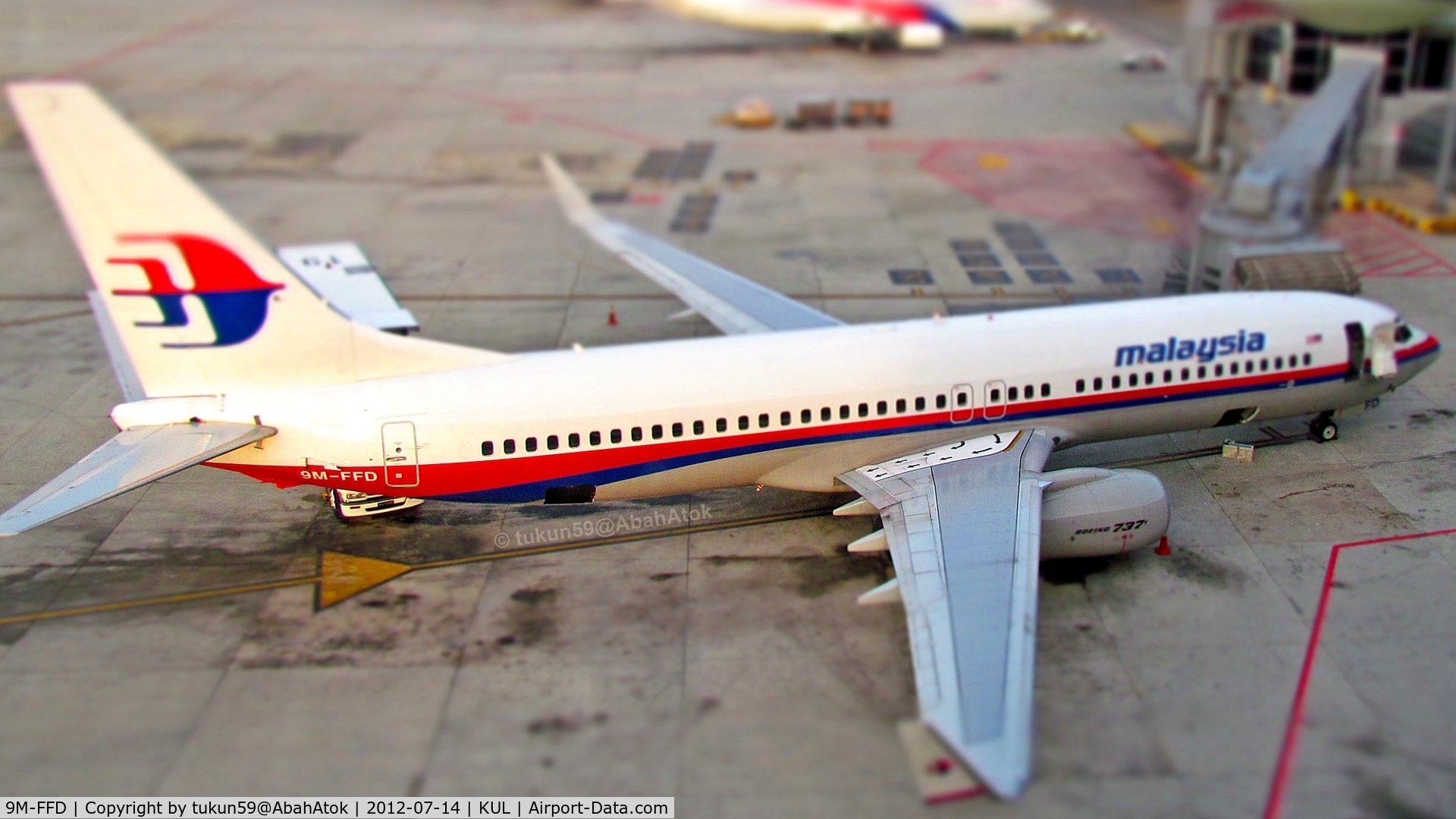 9M-FFD, 2000 Boeing 737-85F C/N 30007, Malaysia Airlines in miniature mode