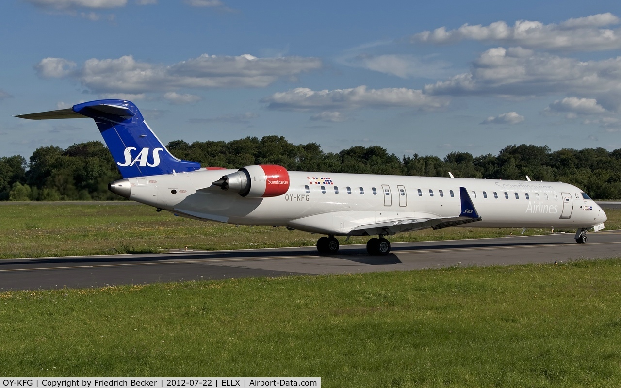 OY-KFG, 2009 Bombardier CRJ-900ER (CL-600-2D24) C/N 15237, holding point RW06