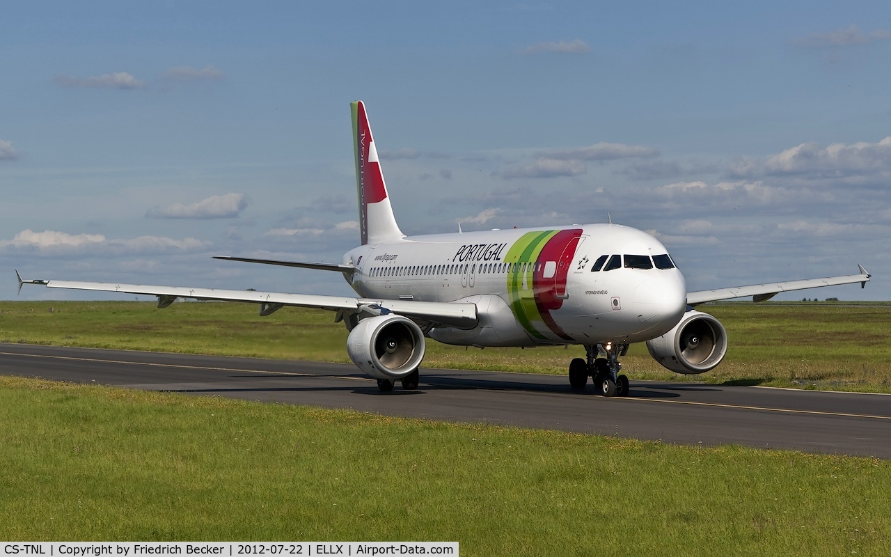 CS-TNL, 2000 Airbus A320-214 C/N 1231, taxying to the active
