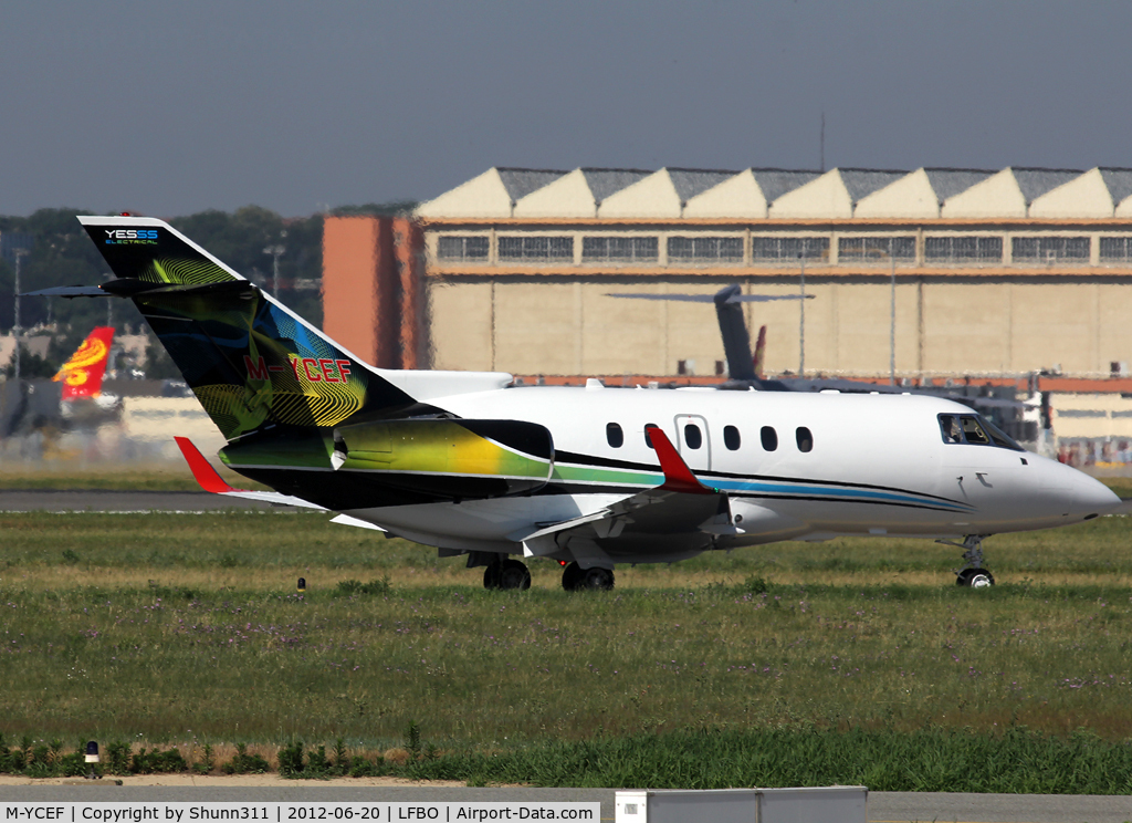 M-YCEF, 2005 Raytheon Hawker 800XPi C/N 258723, Taxiing holding point rwy 14L for departure...