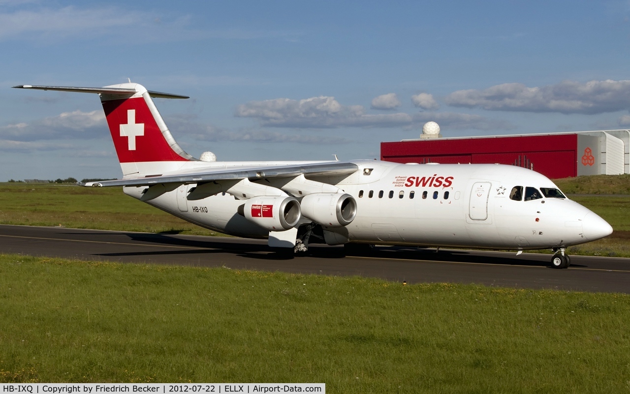 HB-IXQ, 1996 British Aerospace Avro 146-RJ100 C/N E3282, taxying to the actice