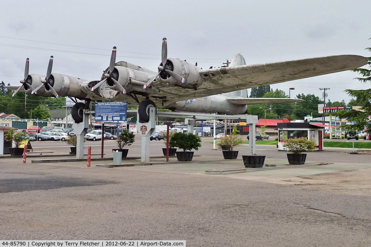 44-85790, 1944 Boeing B-17G-105-VE Flying Fortress C/N 8699, 1944 Boeing B-17G-105-VE Flying Fortress, c/n: 8699 at Oak Grove , Portland , Oregon