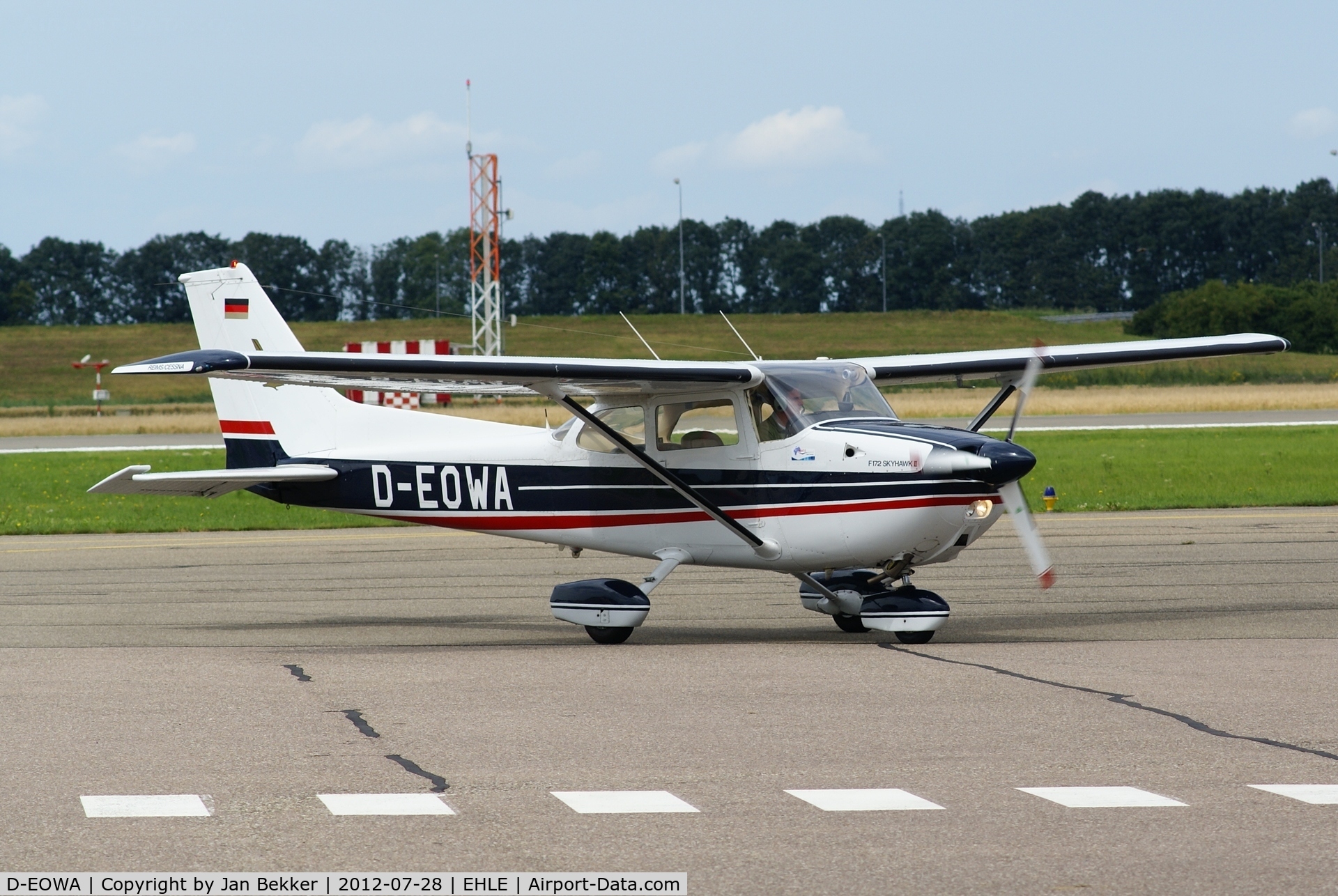D-EOWA, Reims F172N II Skyhawk C/N 1724, Arriving at Lelystad Airport