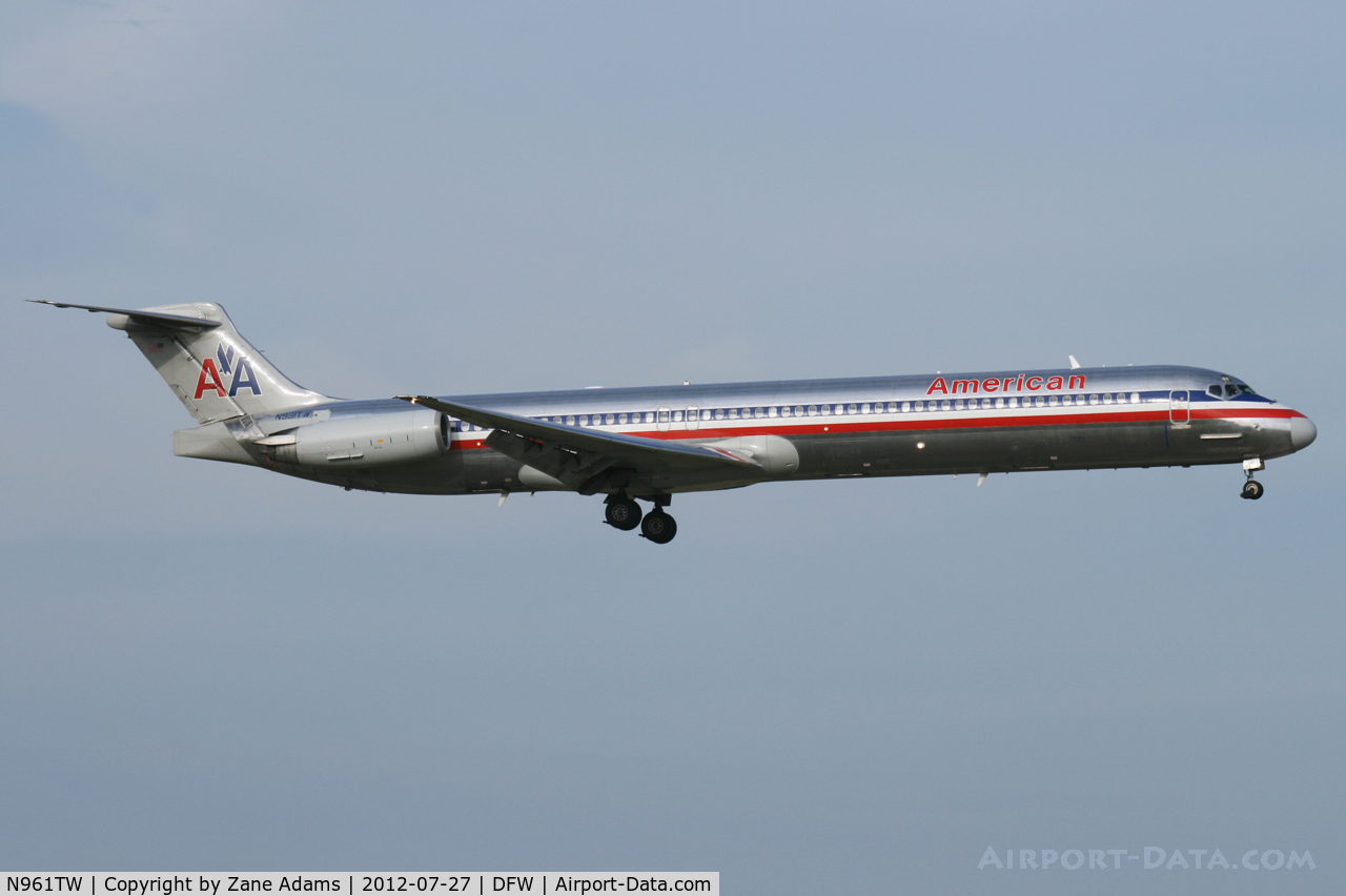 N961TW, 1999 McDonnell Douglas MD-83 (DC-9-83) C/N 53611, American Airlines landing at DFW Airport